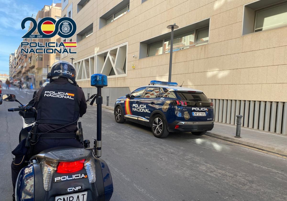 A National Police officer in front of the Provincial Police Station in Alicante.