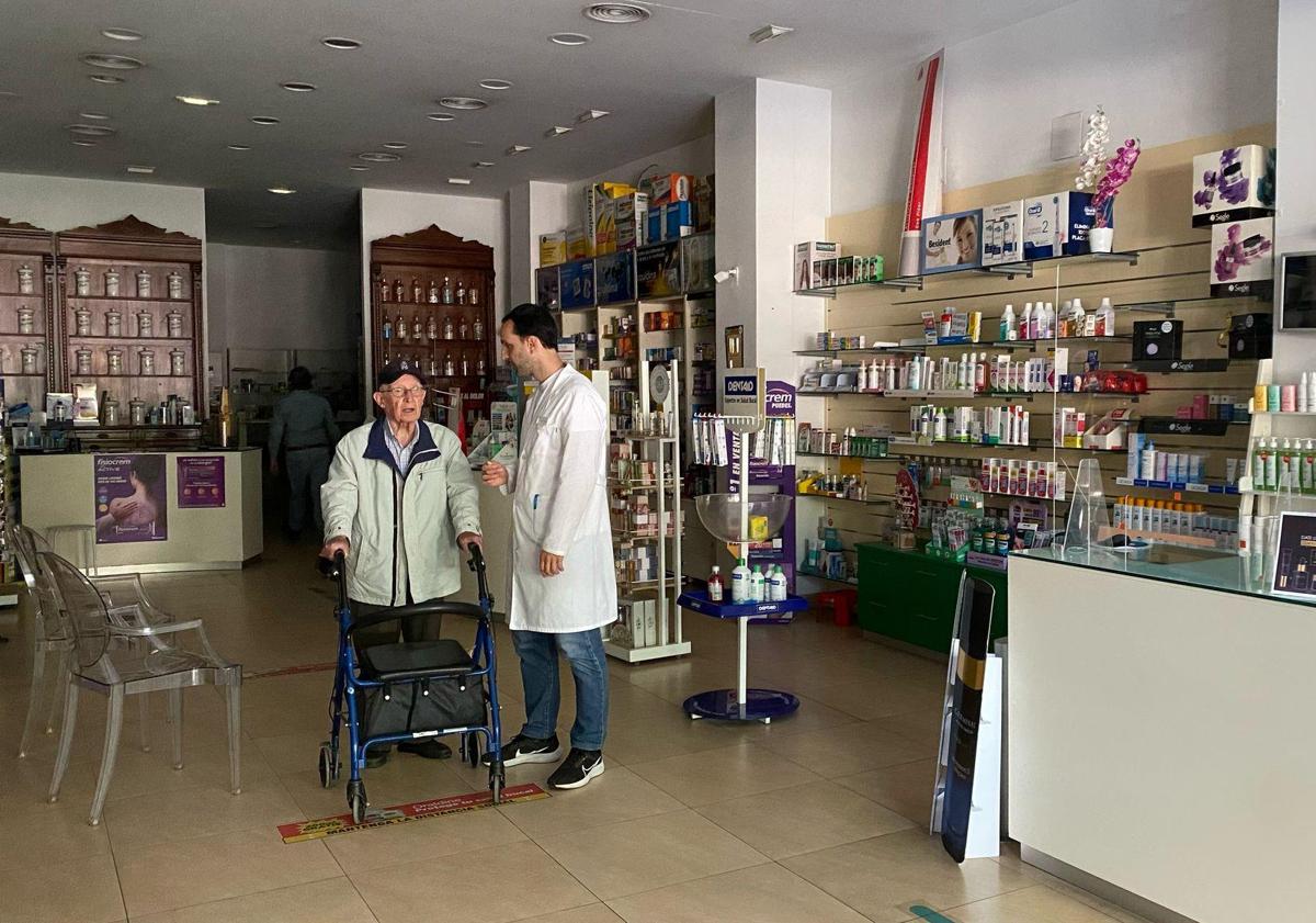 Imagen principal - La radio de un coche de reparto, clave para informar en las calles a los alicantinos