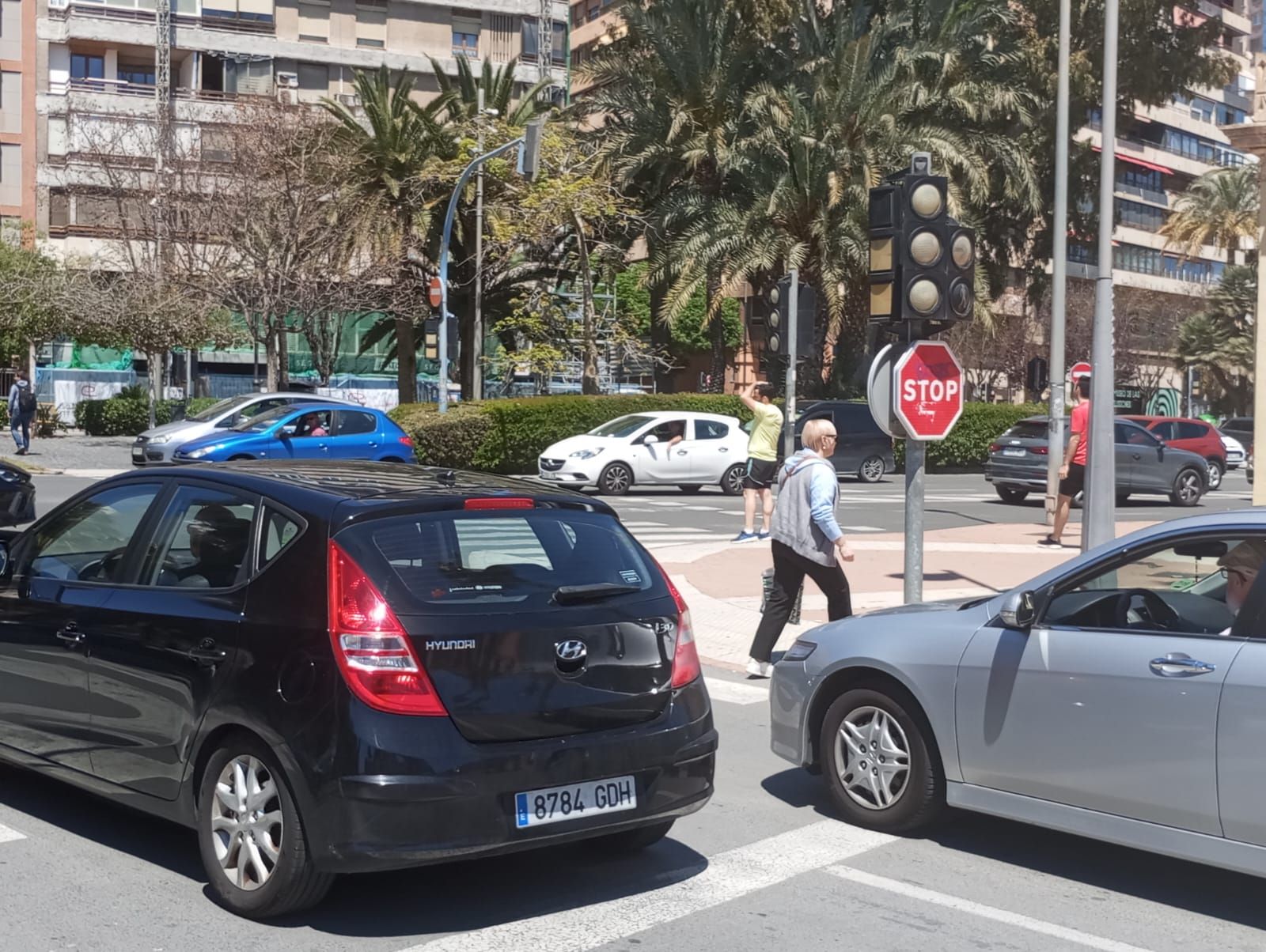 Colas en gasolineras, terrazas llenas y supermercados vacíos: las insólitas imágenes que deja el apagón en Alicante