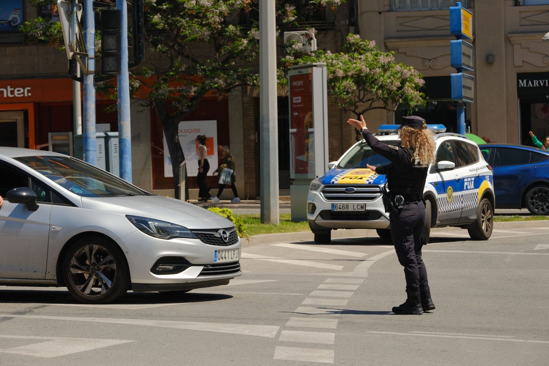 Colas en gasolineras, terrazas llenas y supermercados vacíos: las insólitas imágenes que deja el apagón en Alicante