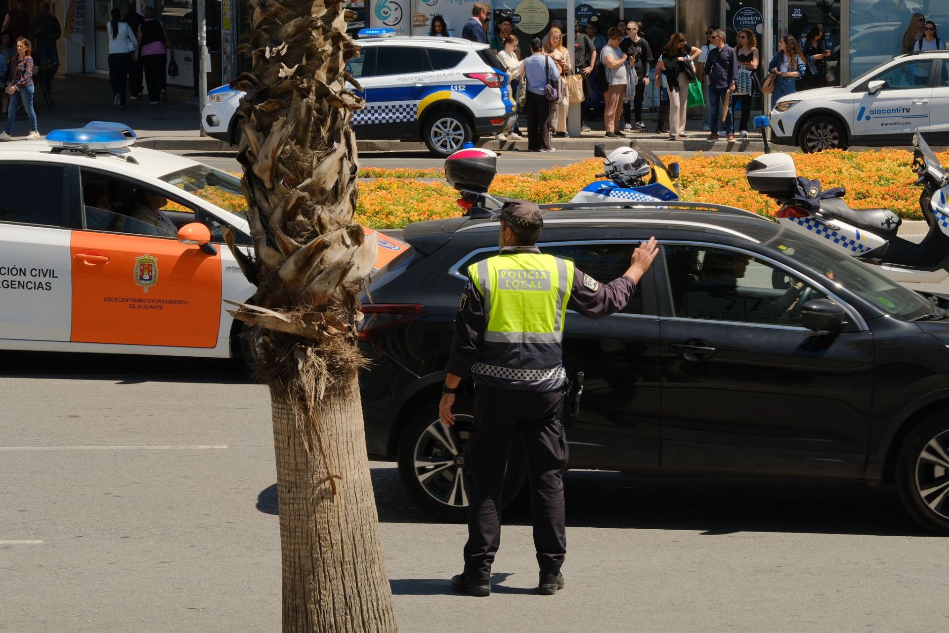 Colas en gasolineras, terrazas llenas y supermercados vacíos: las insólitas imágenes que deja el apagón en Alicante