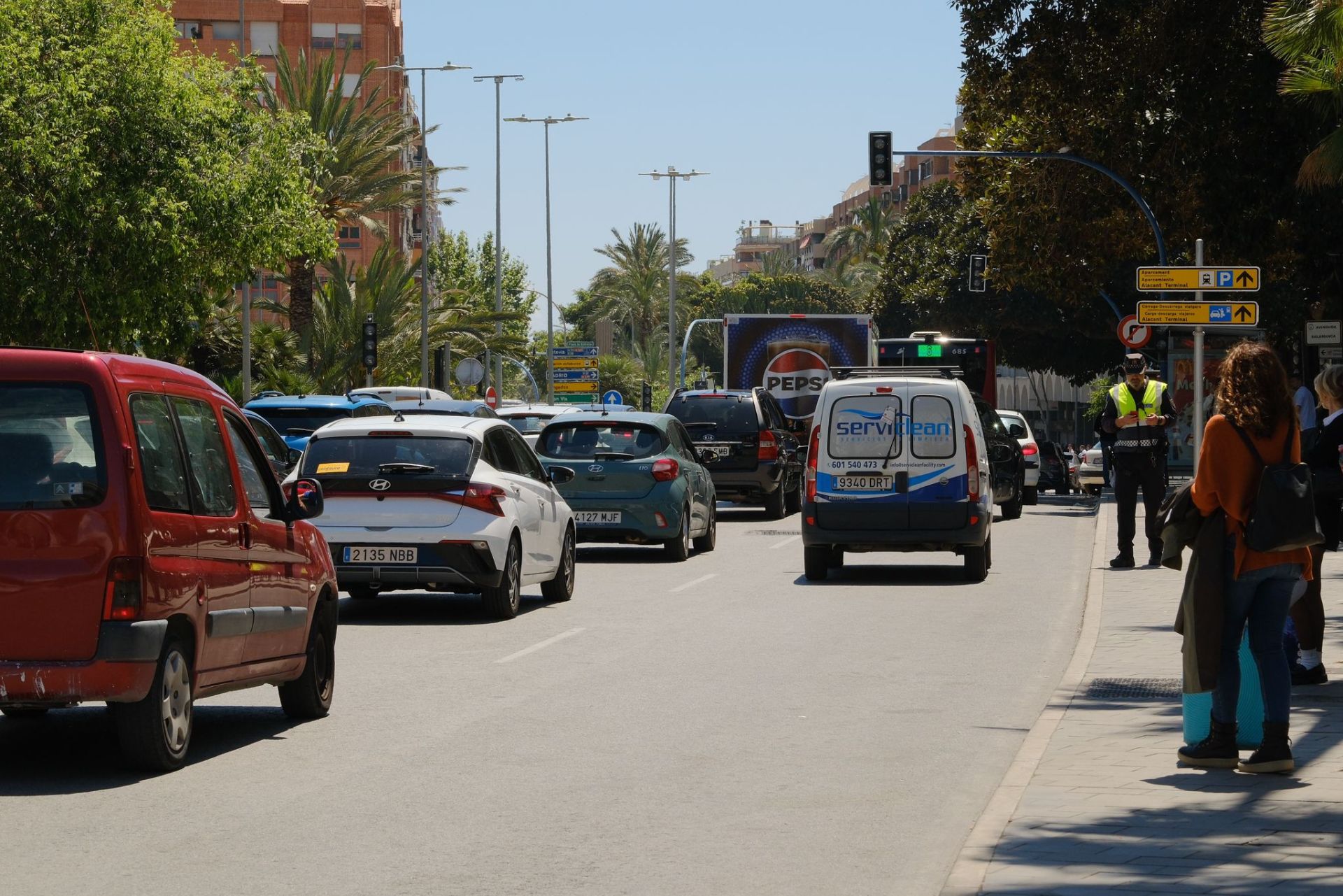 Colas en gasolineras, terrazas llenas y supermercados vacíos: las insólitas imágenes que deja el apagón en Alicante