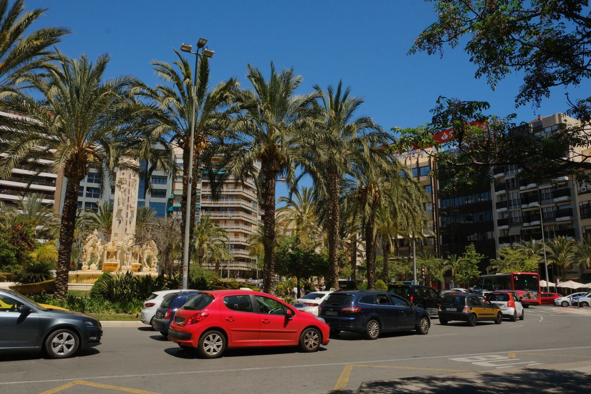 Colas en gasolineras, terrazas llenas y supermercados vacíos: las insólitas imágenes que deja el apagón en Alicante