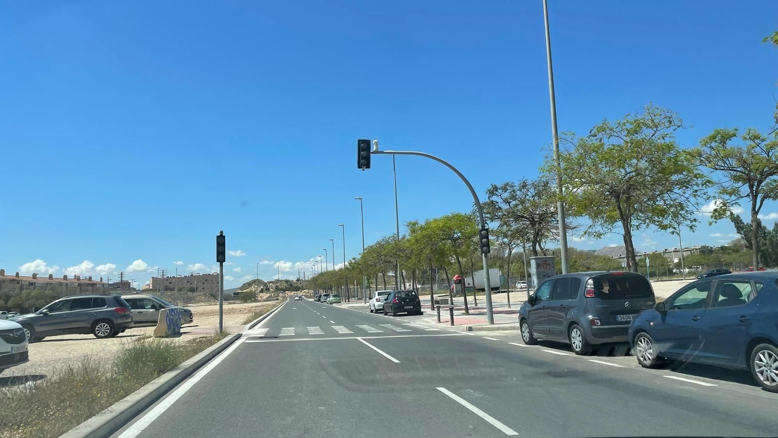Colas en gasolineras, terrazas llenas y supermercados vacíos: las insólitas imágenes que deja el apagón en Alicante
