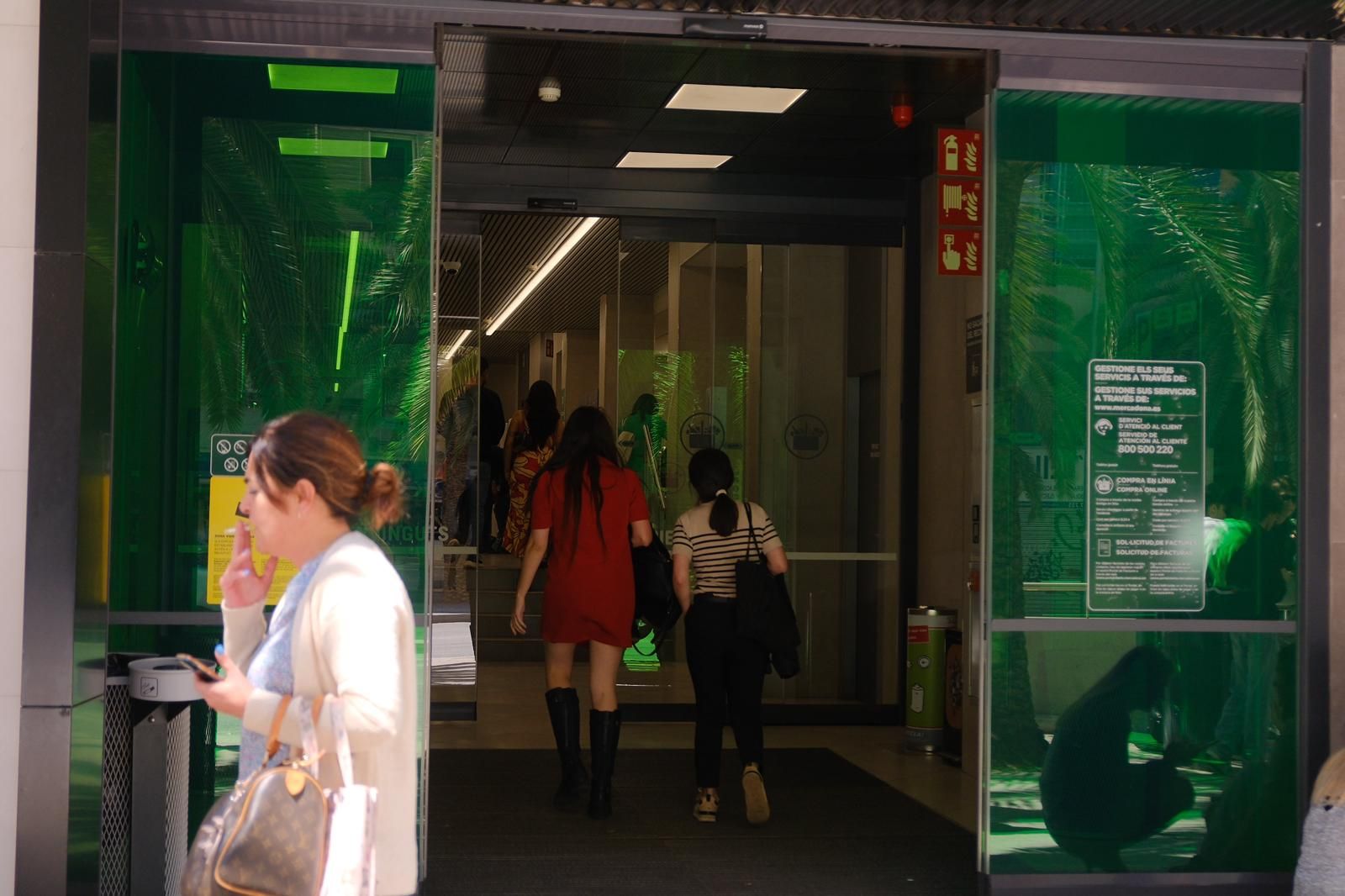 Colas en gasolineras, terrazas llenas y supermercados vacíos: las insólitas imágenes que deja el apagón en Alicante