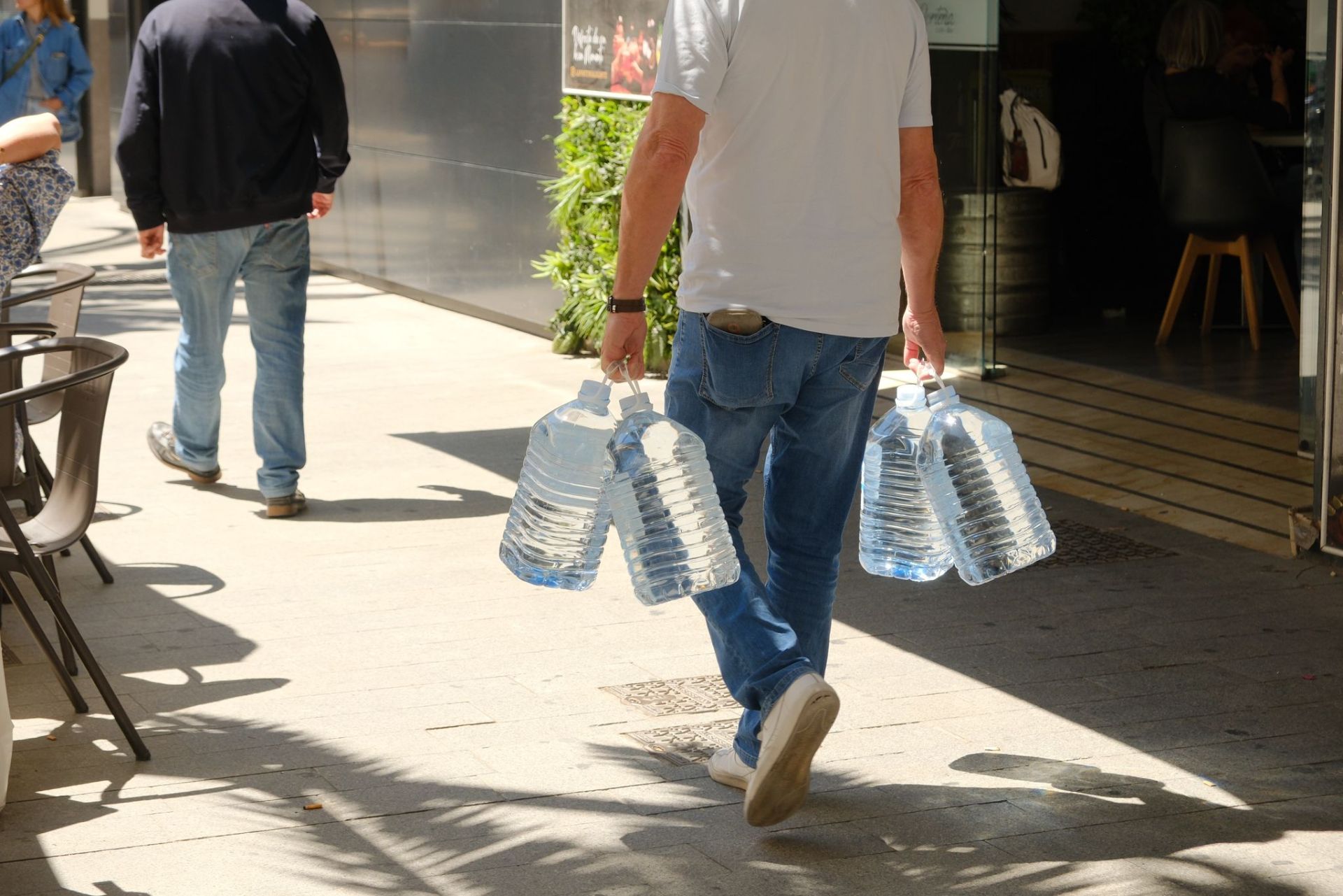 Colas en gasolineras, terrazas llenas y supermercados vacíos: las insólitas imágenes que deja el apagón en Alicante