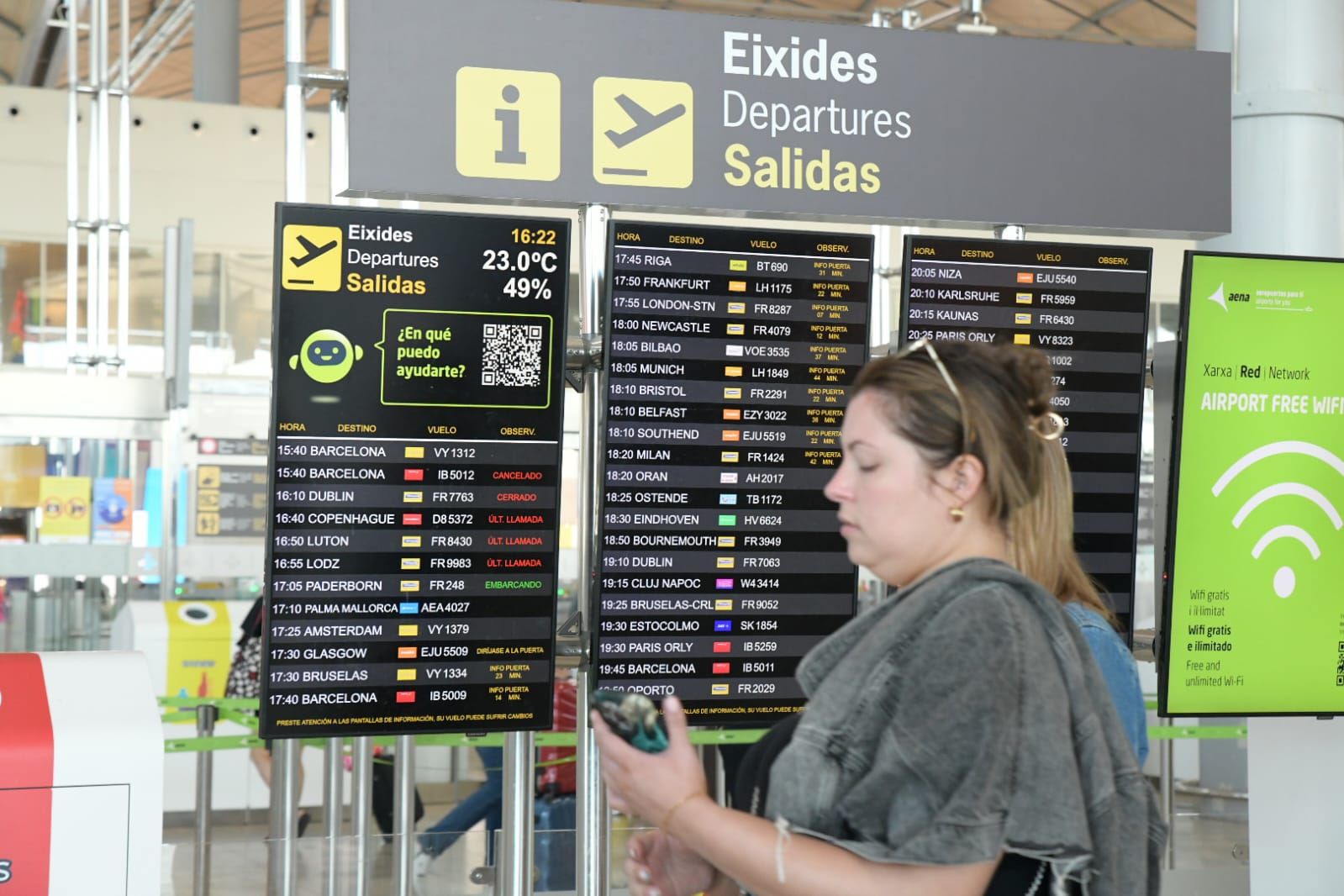 Colas en gasolineras, terrazas llenas y supermercados vacíos: las insólitas imágenes que deja el apagón en Alicante