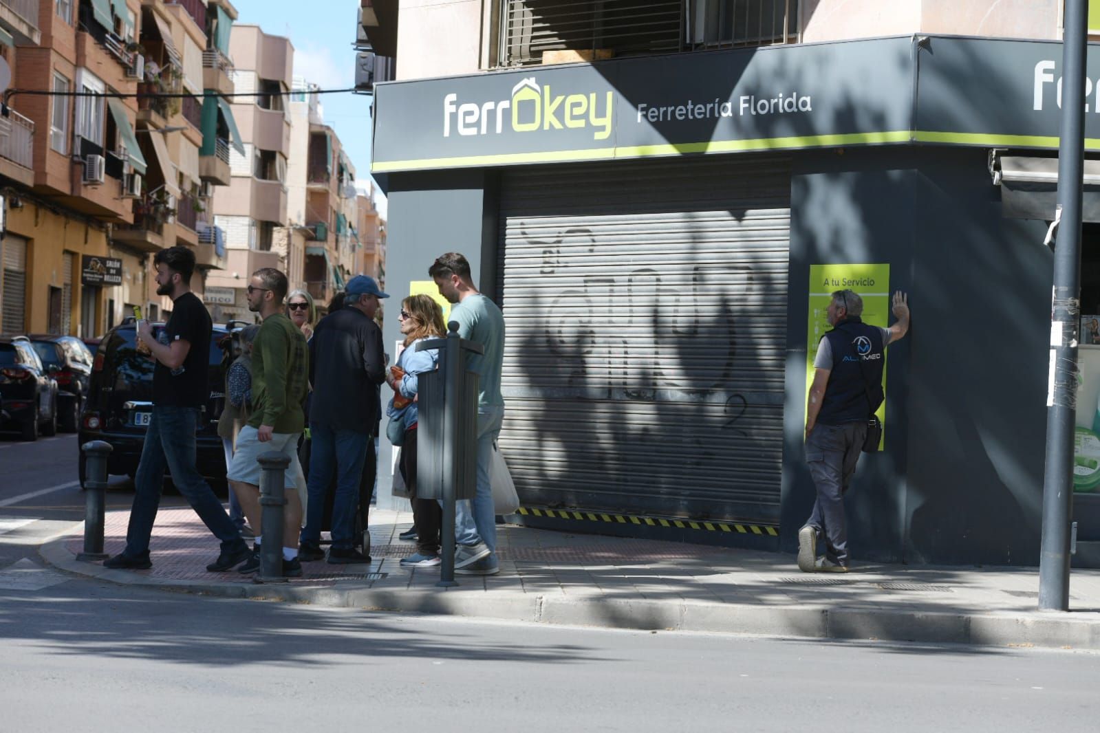Colas en gasolineras, terrazas llenas y supermercados vacíos: las insólitas imágenes que deja el apagón en Alicante