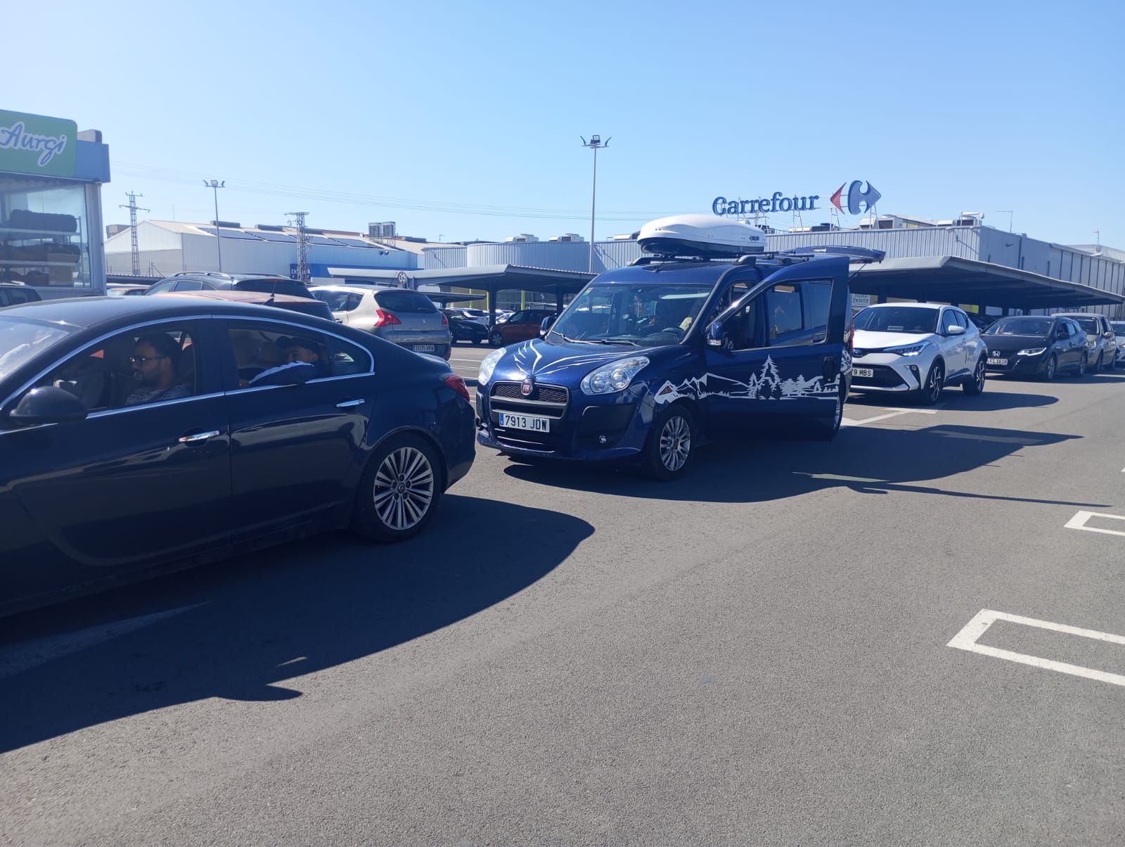 Colas en gasolineras, terrazas llenas y supermercados vacíos: las insólitas imágenes que deja el apagón en Alicante