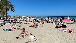 Turistas en la Playa del Postiguet.