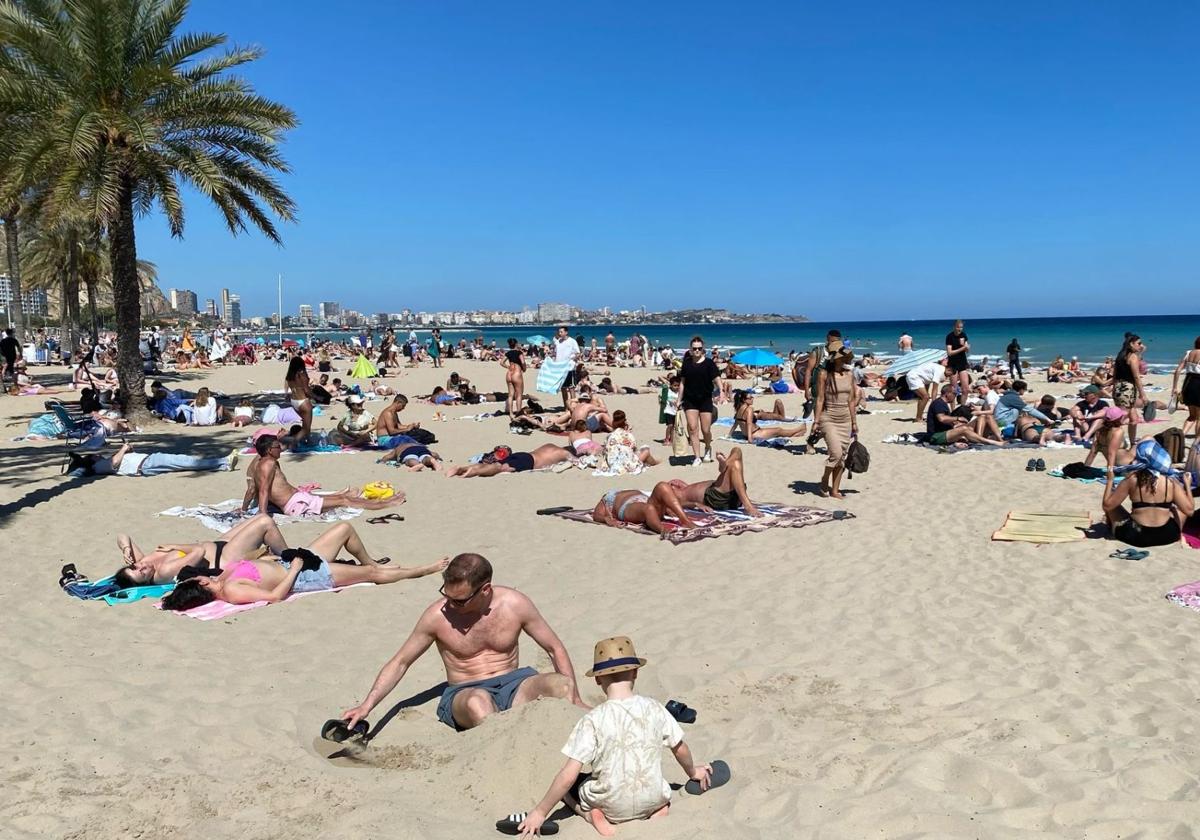 El apagón no puede con las ganas de viajar y los hoteles de la ciudad de Alicante esperan rozar el lleno en el Puente de Mayo