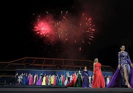 Las candidatas a Bellea del Foc de Alicante durante la gala del domingo en el Rico Pérez.