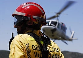 Bombero forestal de la Generalitat Valenciana durante las tareas de extinción de un incendio.