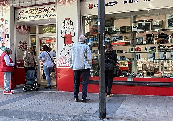 Colas en las tiendas de electrodomésticos de Alicante.