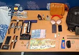 Imágenes de los objetos decomisados a los dos miembros de la organización.