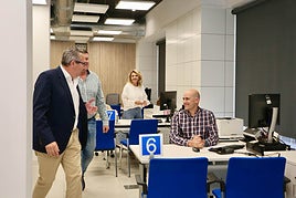 Toni Pérez en su visita a las instalaciones de SUMA en San Vicente del Raspeig.