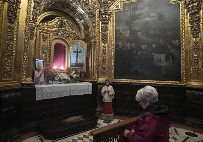 Pepi reza en el camarín de la Santa Faz.
