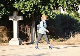 Una mujer peregrina hacia la Santa Faz.
