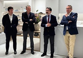 Acto inaugural de la tienda, con la presencia entre otros del alcalde del municipio y el presidente de la Diputación de Alicante.