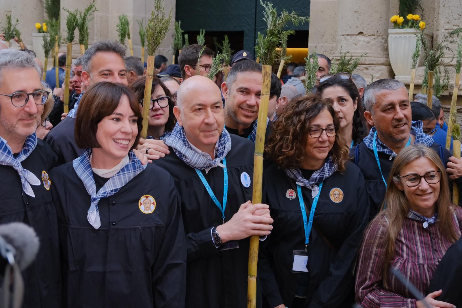 Búscate en las imágenes de la romería de la Santa Faz 2025