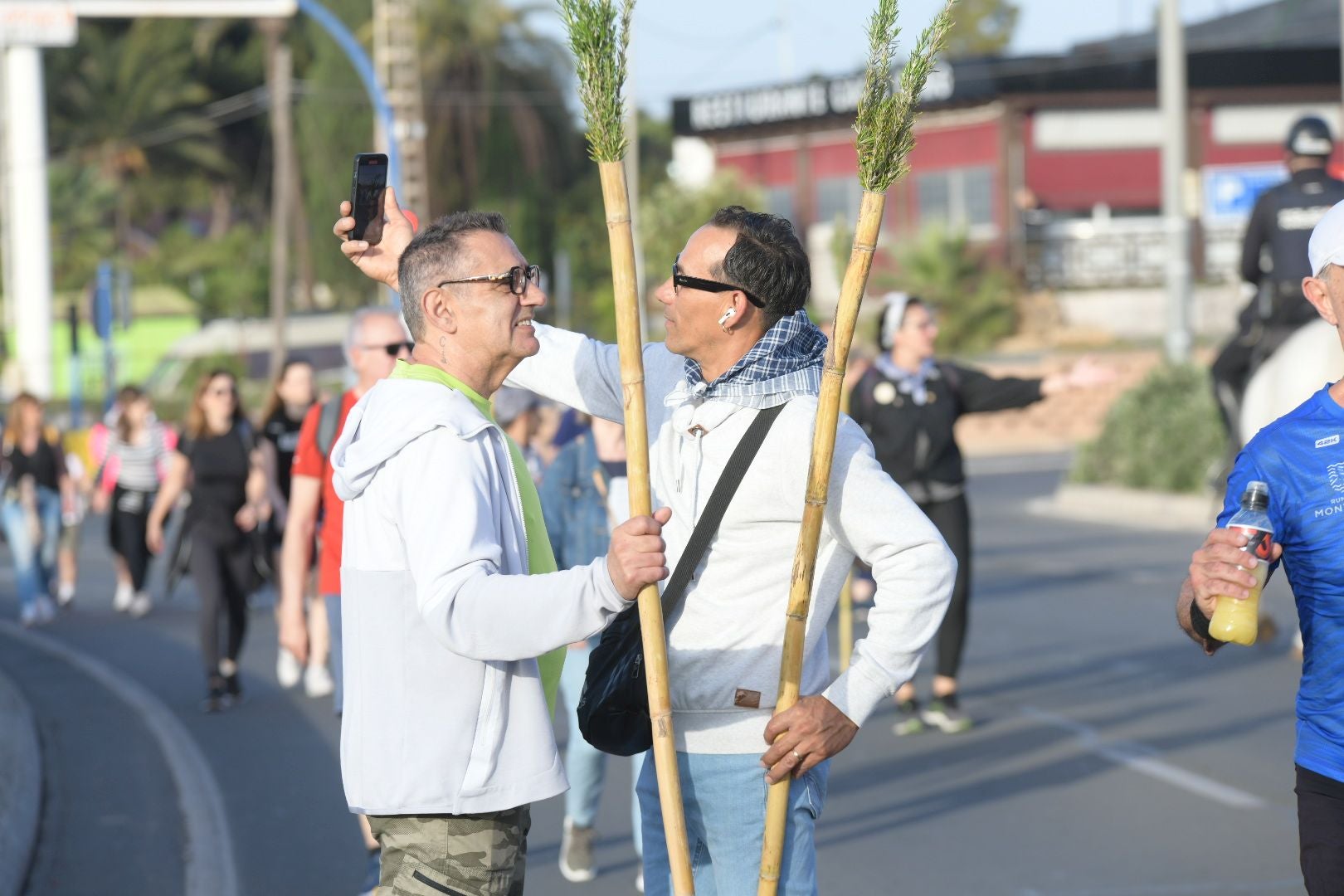 Búscate en las imágenes de la romería de la Santa Faz 2025