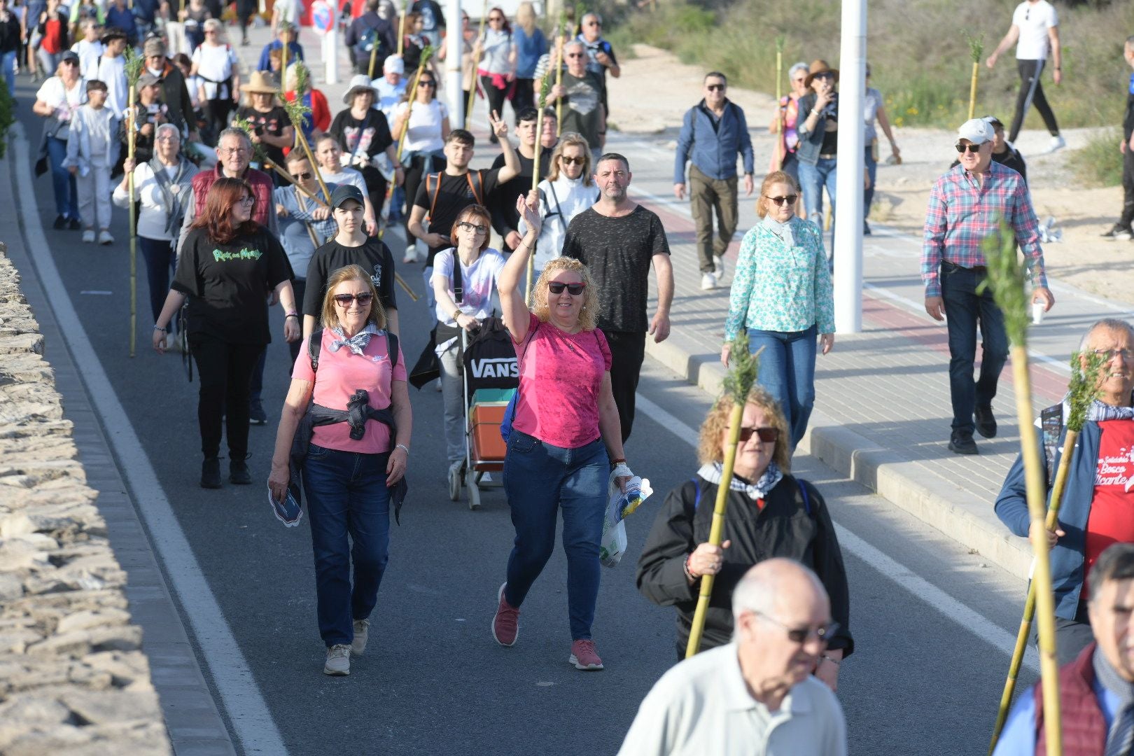 Búscate en las imágenes de la romería de la Santa Faz 2025