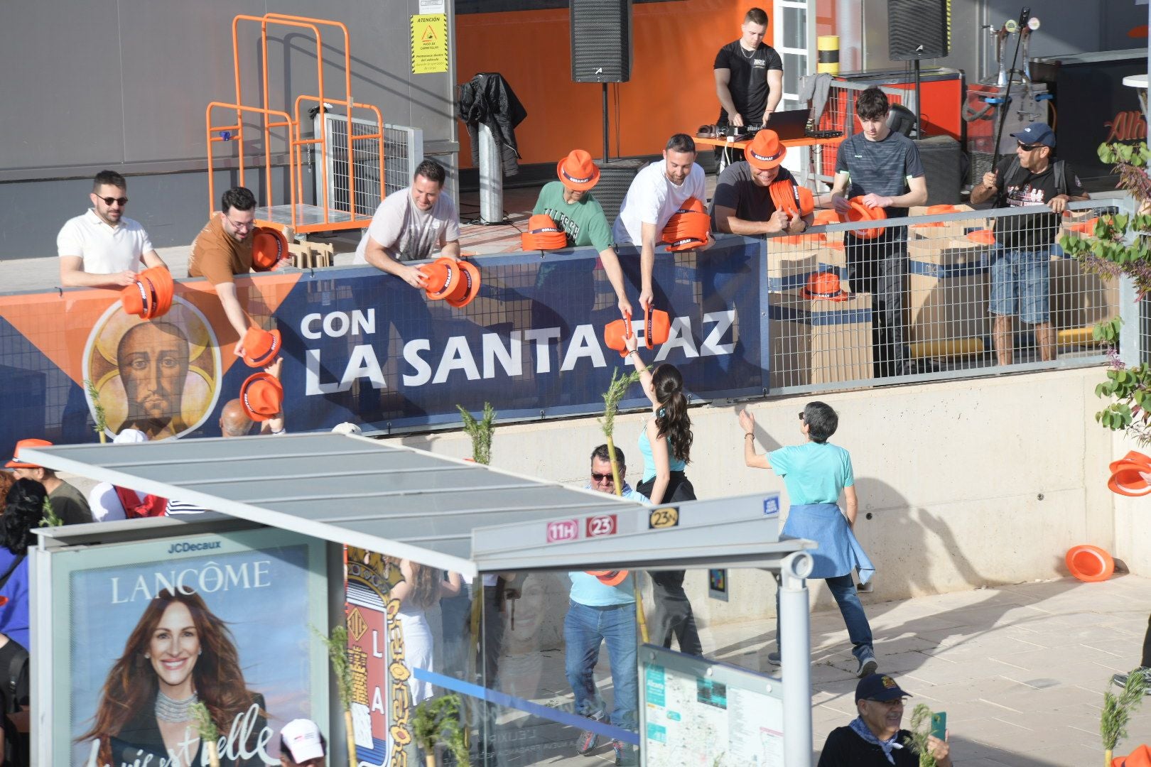 Búscate en las imágenes de la romería de la Santa Faz 2025
