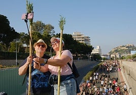 Búscate en las imágenes de la romería de la Santa Faz 2025