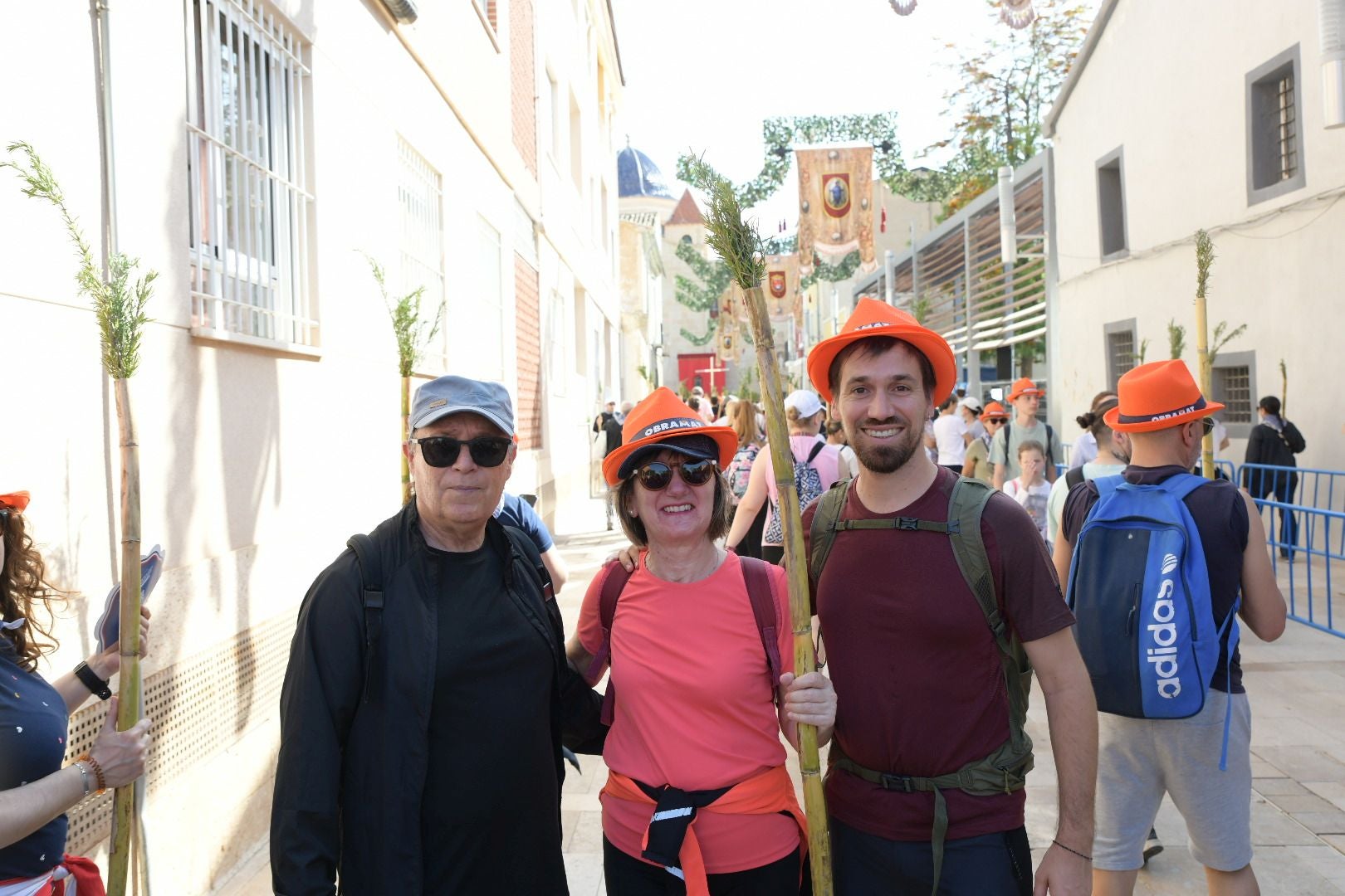 Búscate en las imágenes de la romería de la Santa Faz 2025