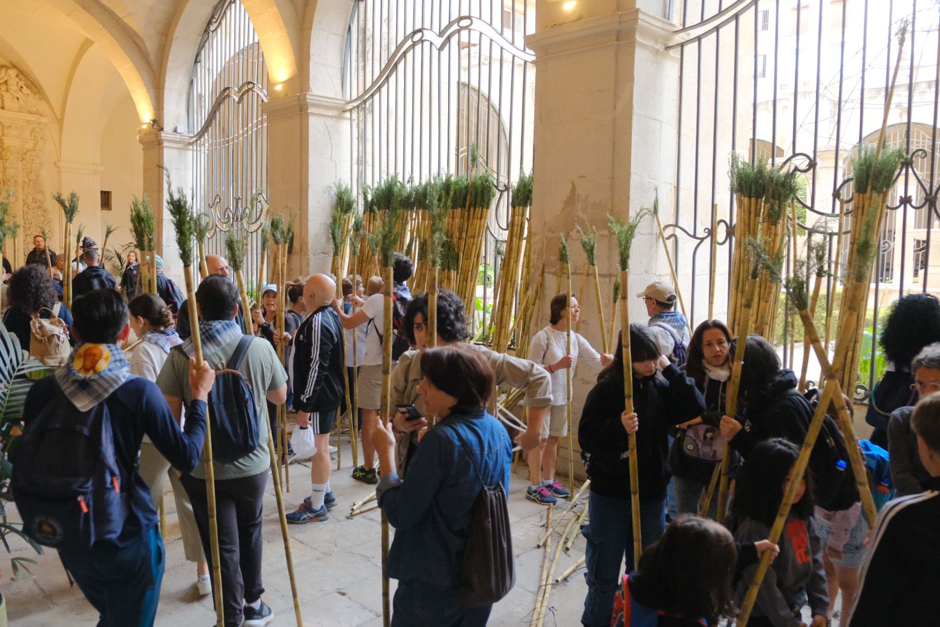 Búscate en las imágenes de la romería de la Santa Faz 2025