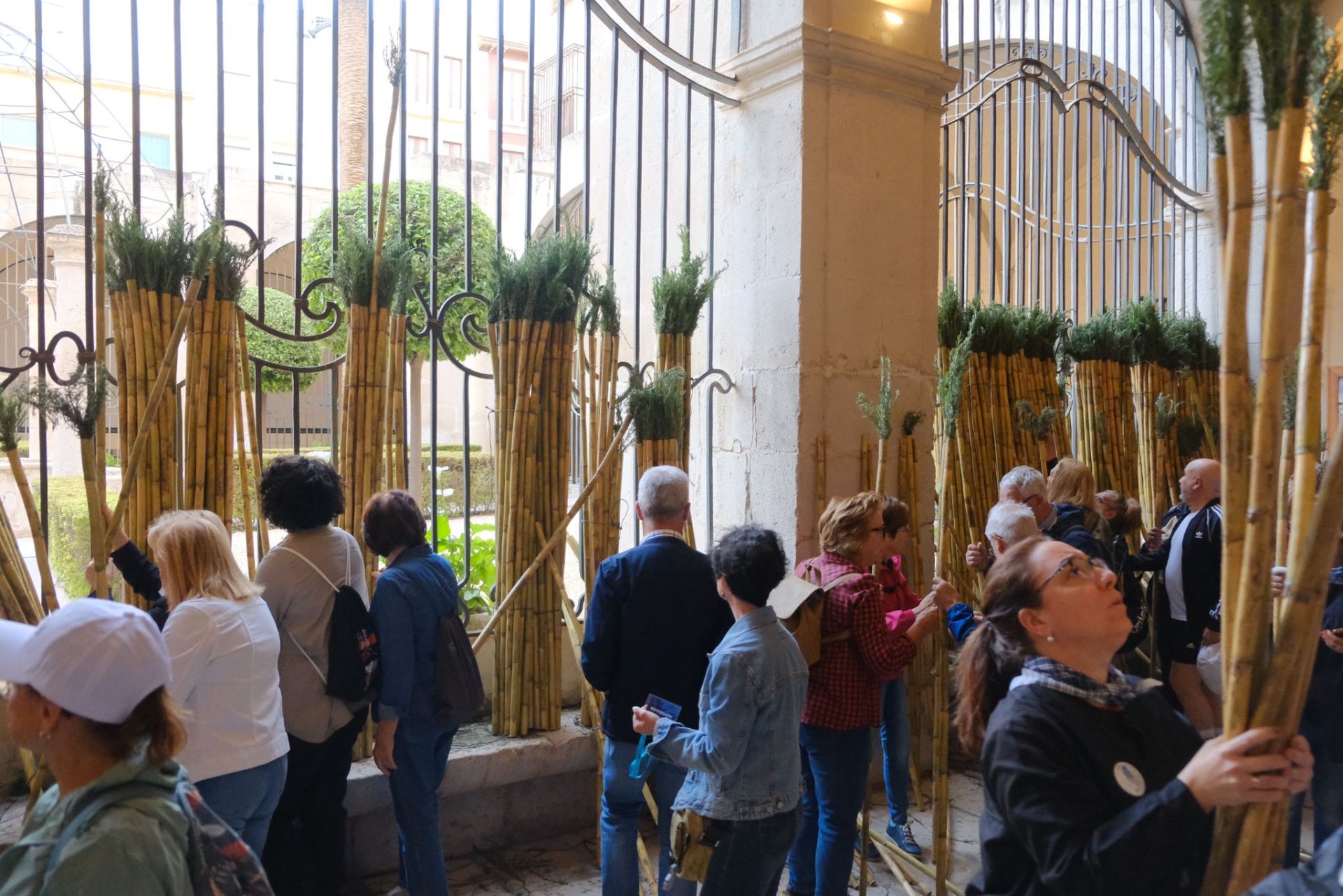 Búscate en las imágenes de la romería de la Santa Faz 2025