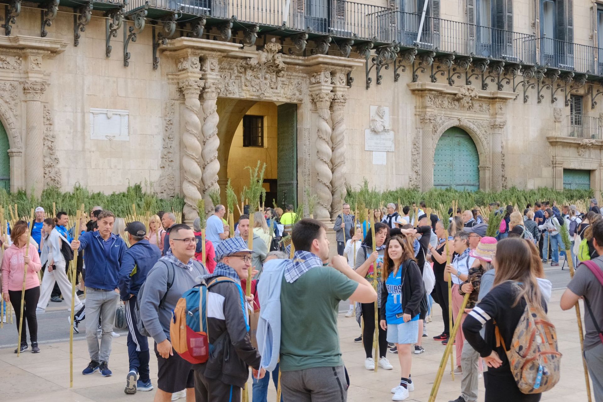 Búscate en las imágenes de la romería de la Santa Faz 2025