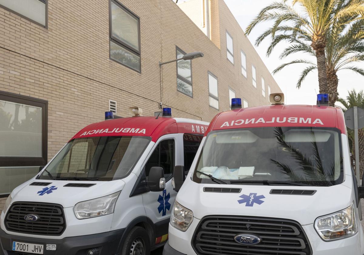 Imagen de archivo de una ambulancia en Alicante.