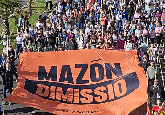 Los jóvenes de Compromís, con el cartel pidiendo la dimisión de Mazón, durante la Peregrina.
