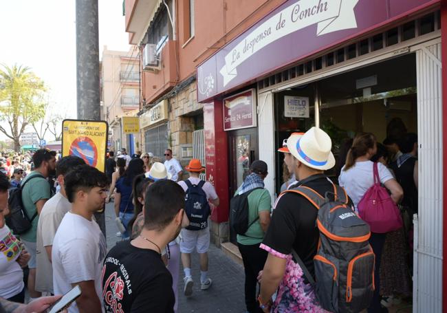 Colas en los comercios.