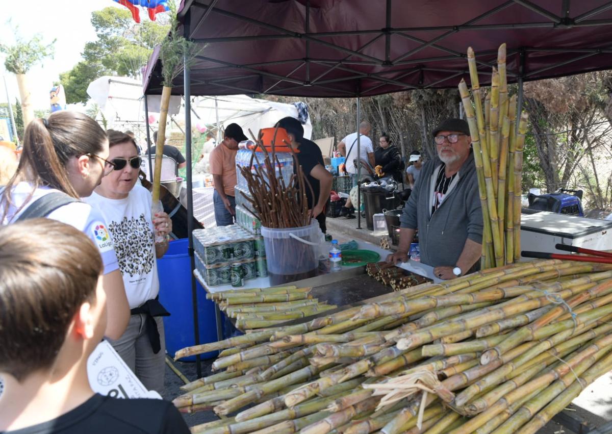 Imagen secundaria 1 - Almendras garrapiñadas, estampitas y caña de azúcar: lo tradicional sigue triunfando en el mercadillo de Santa Faz