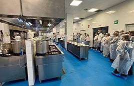 Visita de alumnos a las cocinas del Hospital General de Alicante.