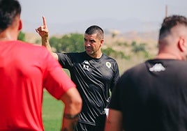 Rubén Torrecilla da instrucciones a los jugadores del Hércules en Fontcalent.