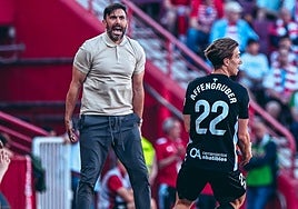 Eder Sarabia da instrucciones durante el último partido ante el Granada.
