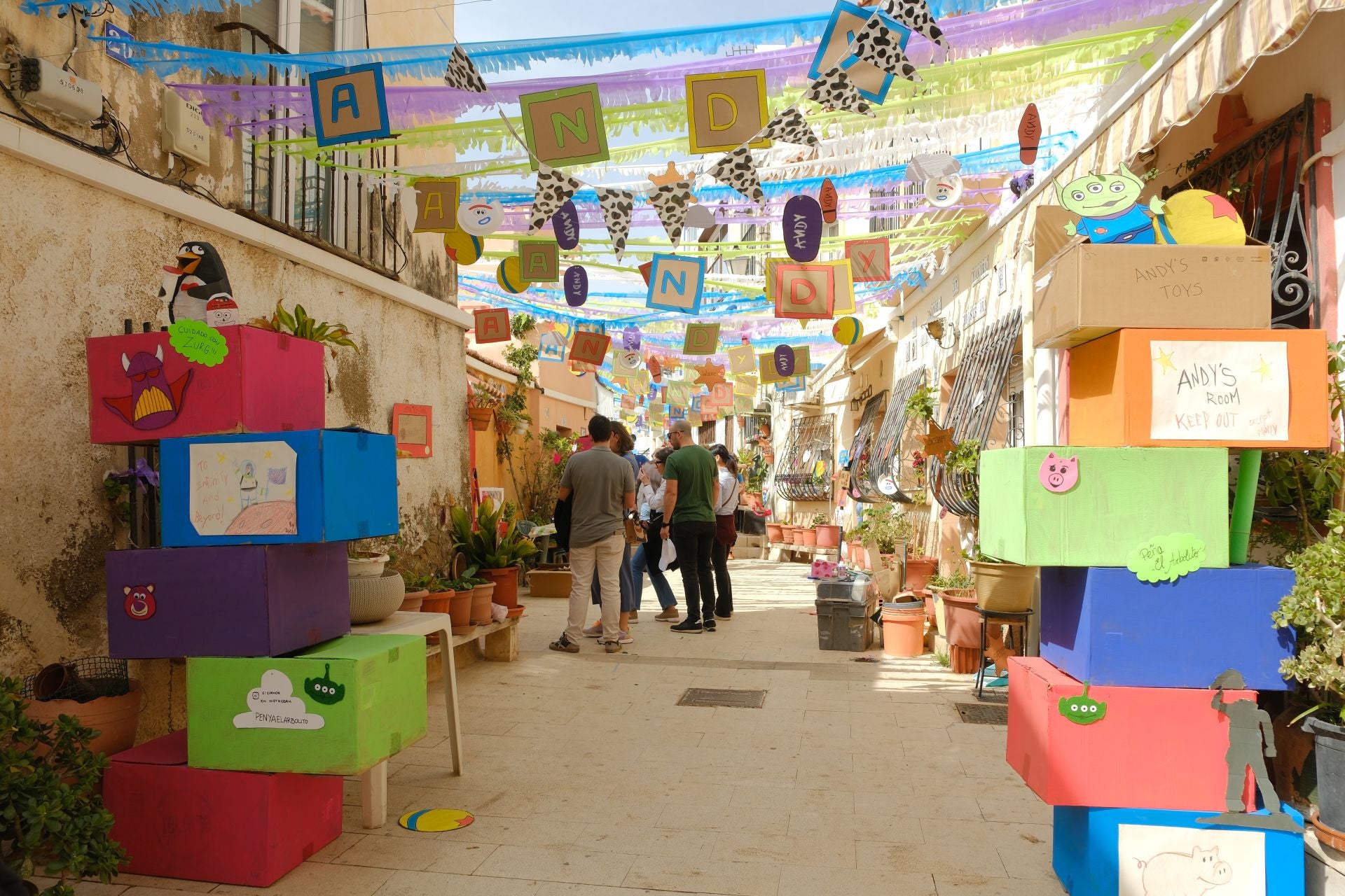 Las Cruces de Mayo llenan de flores Santa Cruz de Alicante