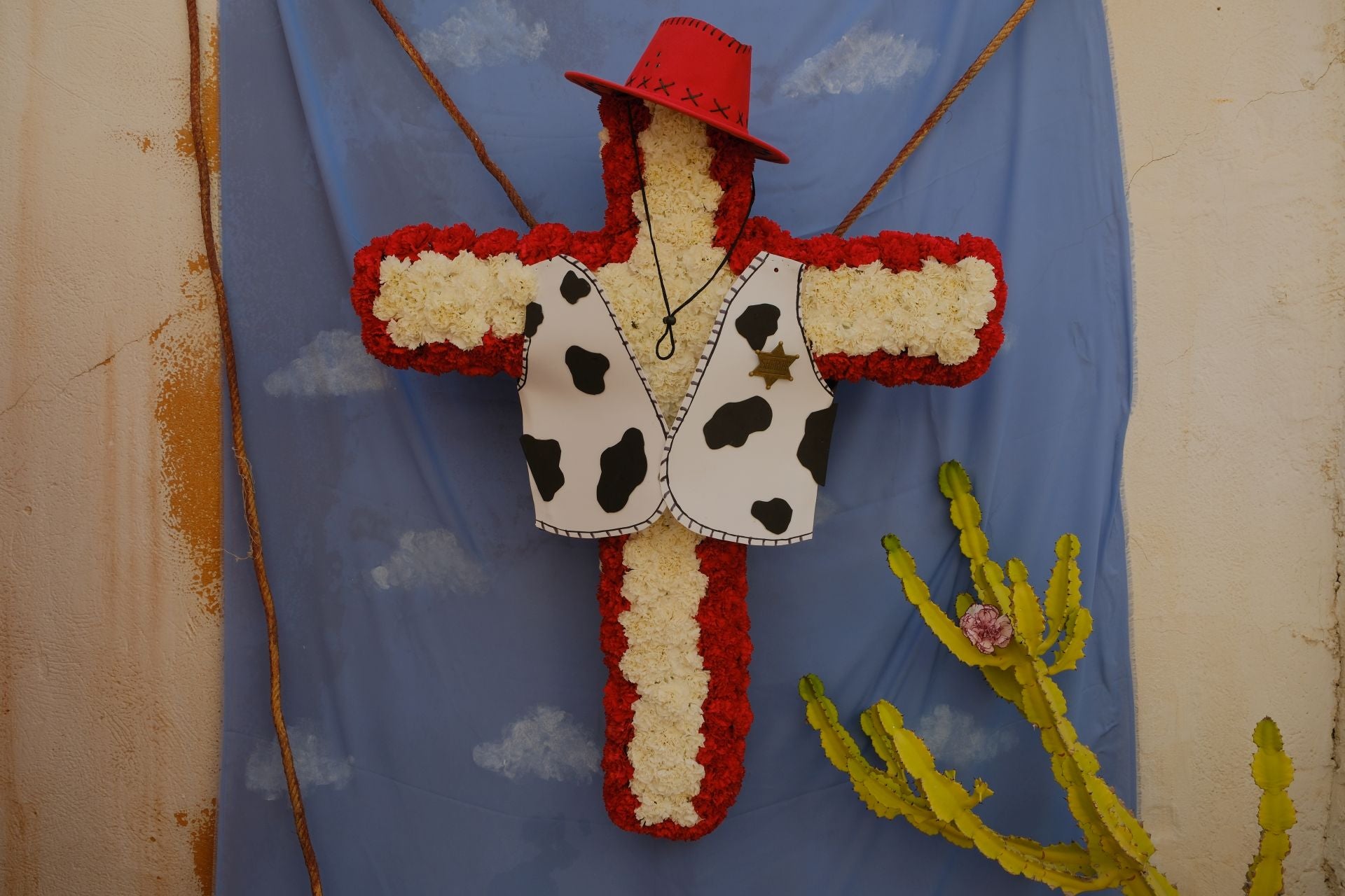 Las Cruces de Mayo llenan de flores Santa Cruz de Alicante