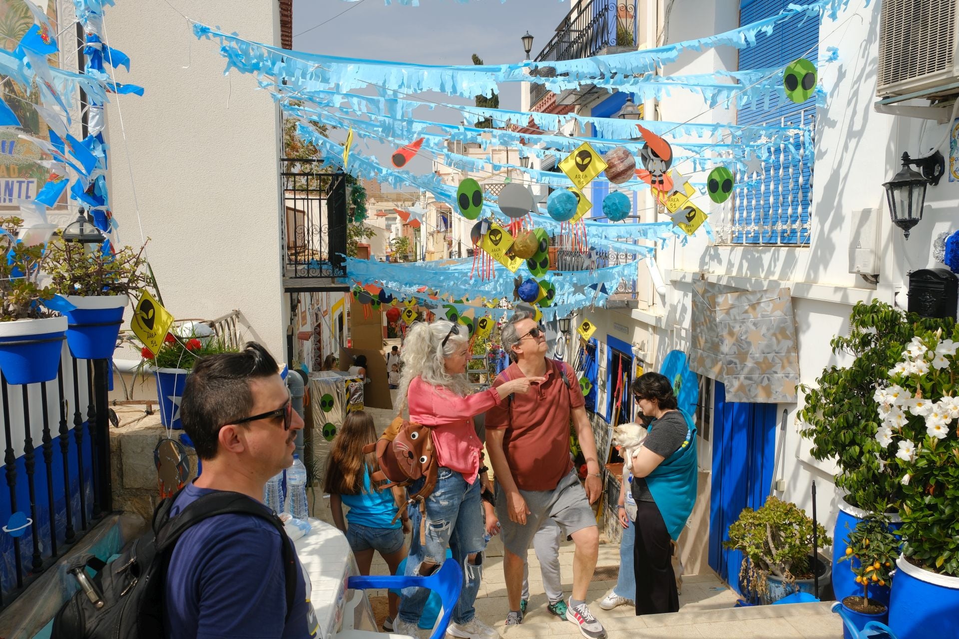 Las Cruces de Mayo llenan de flores Santa Cruz de Alicante