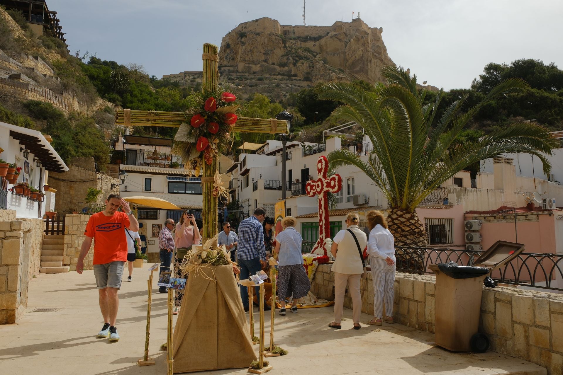 Las Cruces de Mayo llenan de flores Santa Cruz de Alicante