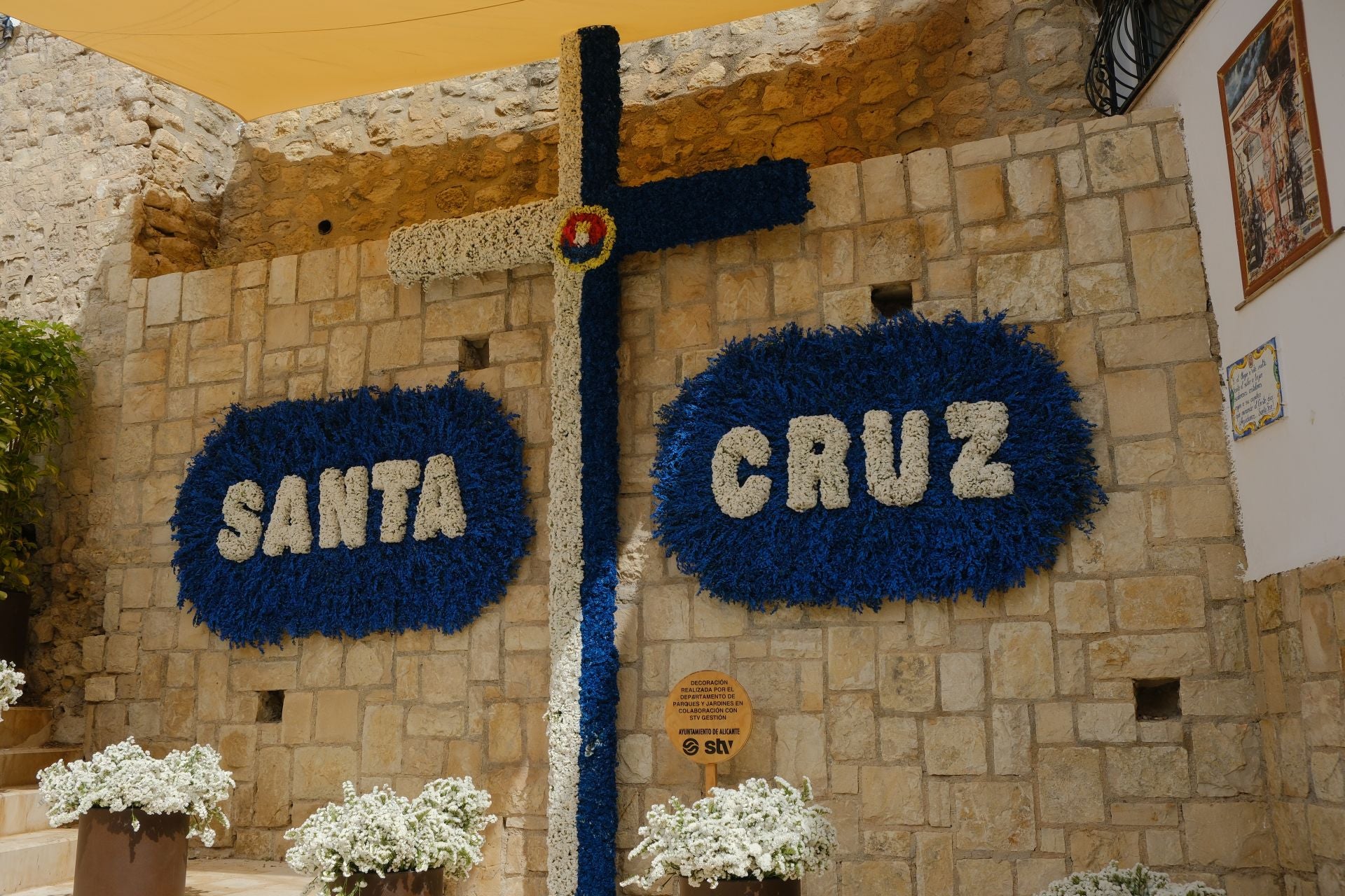 Las Cruces de Mayo llenan de flores Santa Cruz de Alicante