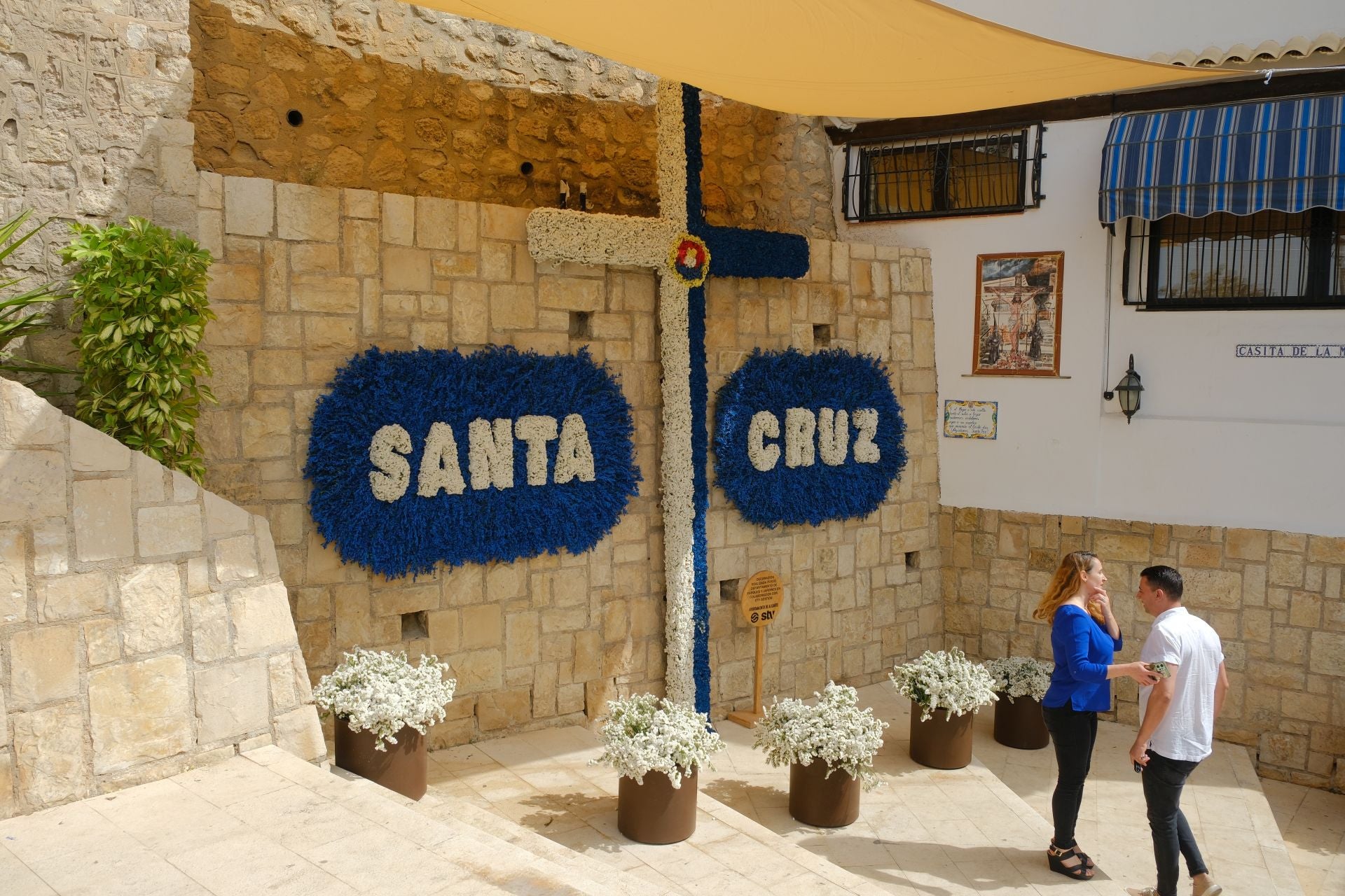 Las Cruces de Mayo llenan de flores Santa Cruz de Alicante