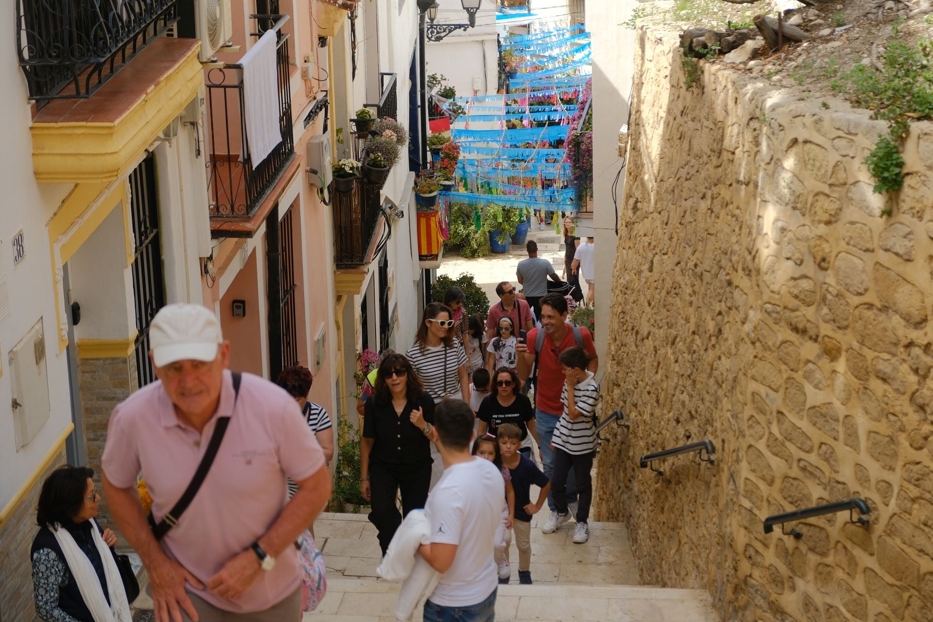 Las Cruces de Mayo llenan de flores Santa Cruz de Alicante