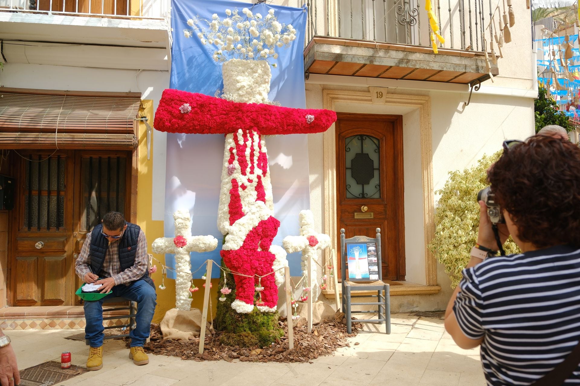 Las Cruces de Mayo llenan de flores Santa Cruz de Alicante
