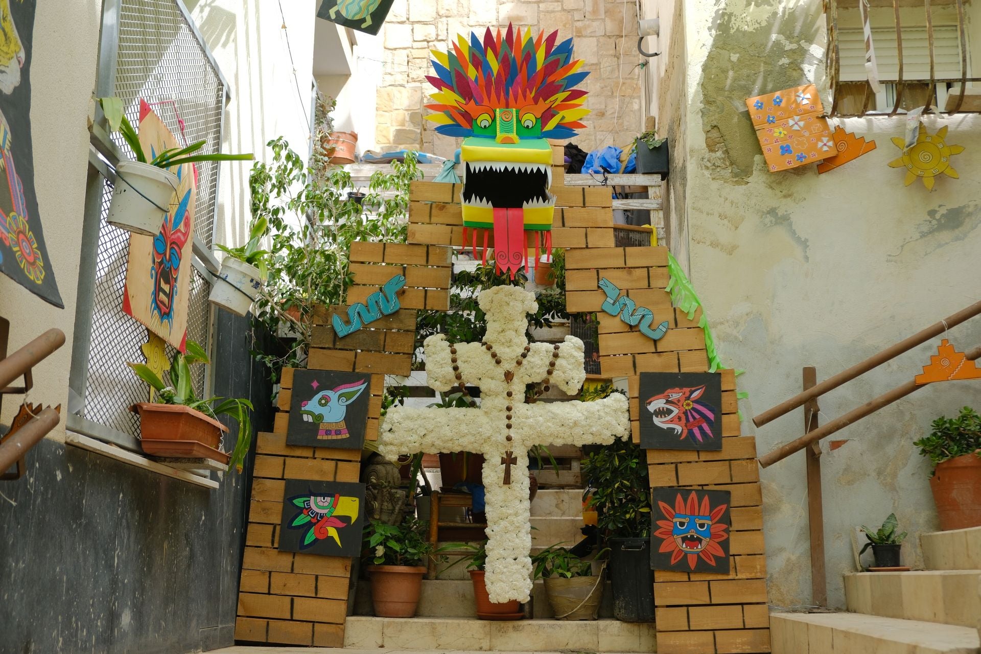 Las Cruces de Mayo llenan de flores Santa Cruz de Alicante