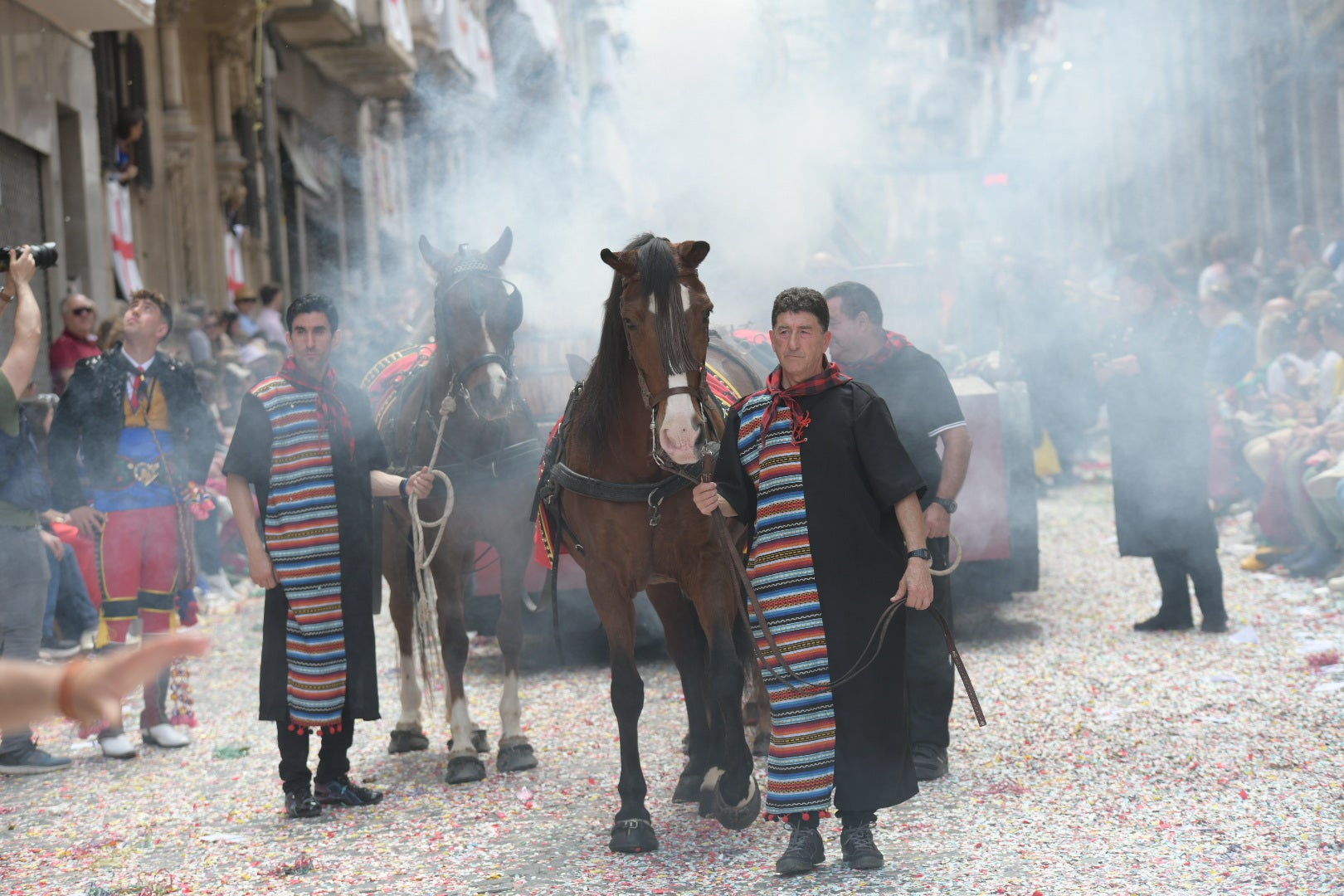 Los contrabandistas culminan la Entrada cristiana de Alcoi