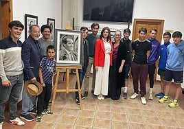 Luis Francisco Esplá, con la artista Yuliia Tkackenko y la concejal Mari Carmen de España, en la inauguración de la exposición en el Museo Taurino con alumnos de la Escuela.